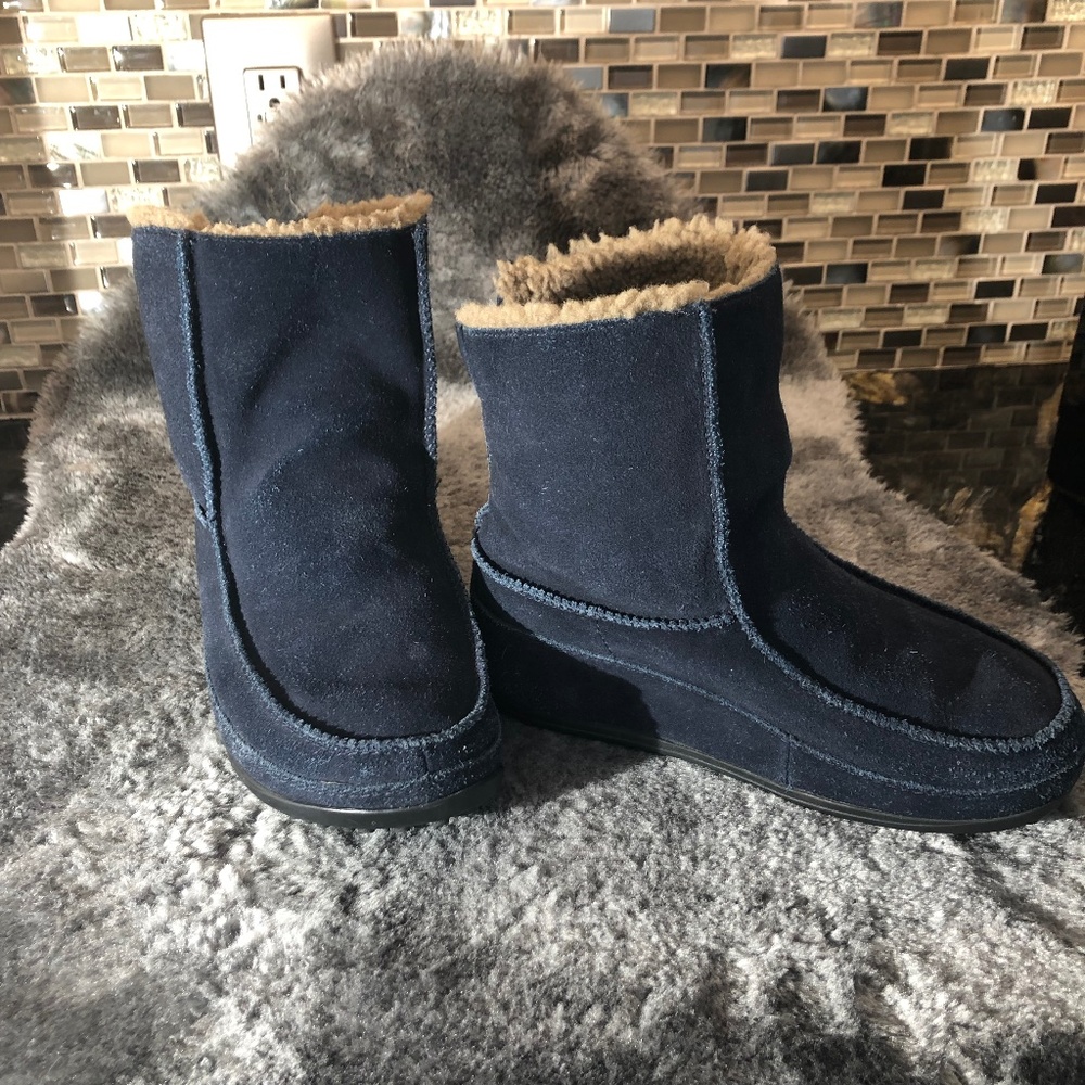 Fitflop Navy Mukluk Short Boots w/ bonus boot socks